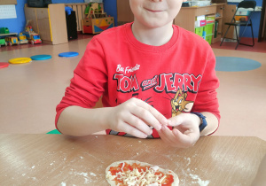 Wiktorek robi swoją pizzę